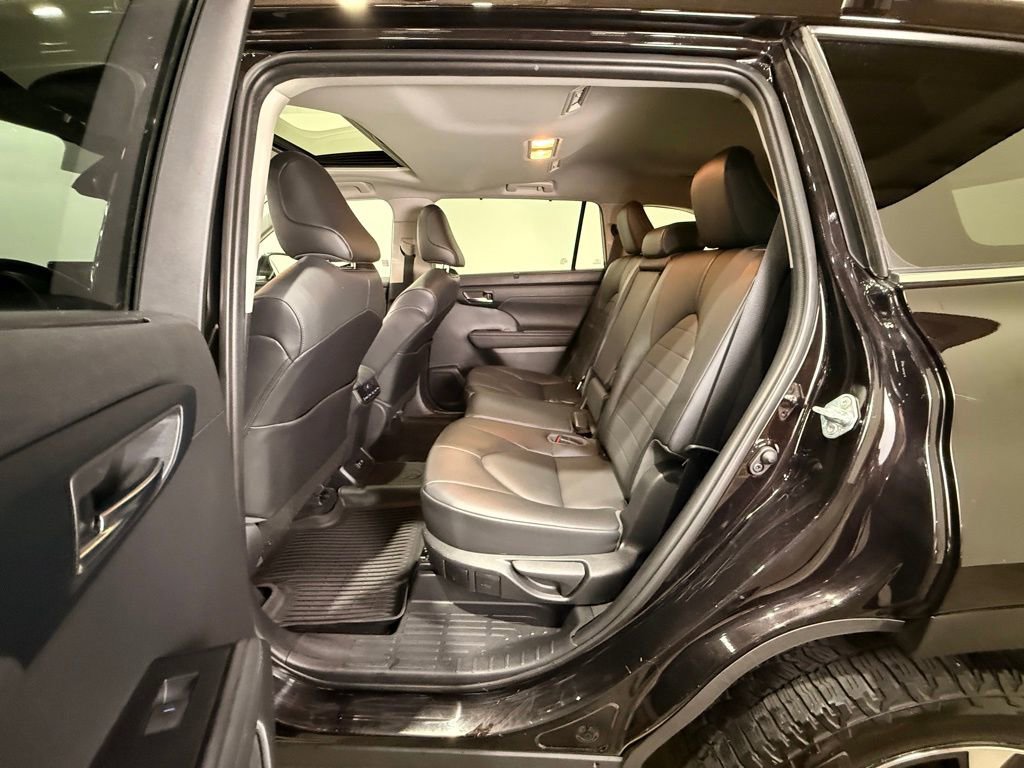 Used 2020 Toyota Highlander XLE image 18