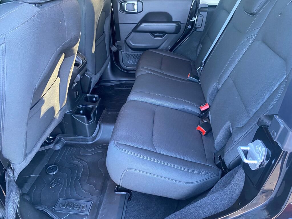 Used 2022 Jeep Wrangler Unlimited Sahara w/ Cold Weather Group image 16