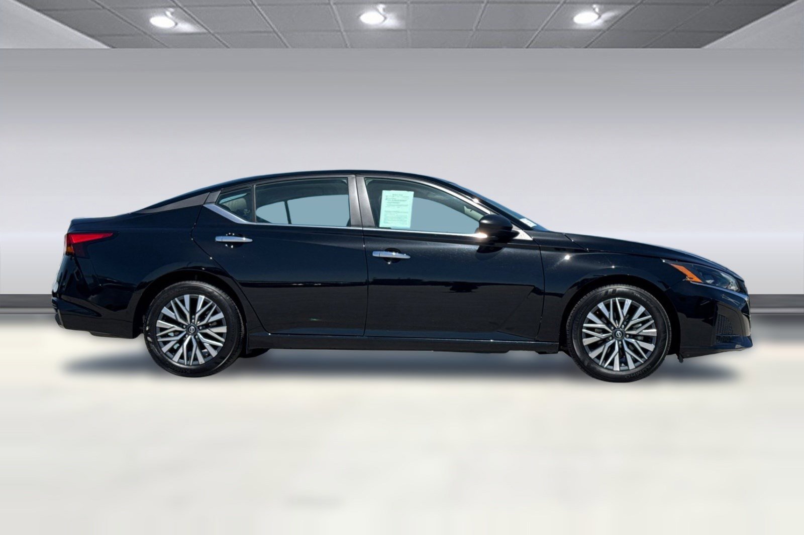 Used 2025 Nissan Altima 2.5 SV FWD image 2