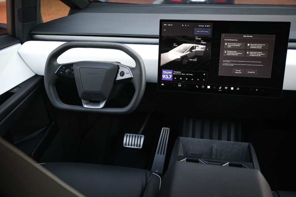 Used 2024 Tesla Cybertruck AWD Crew Cab image 42