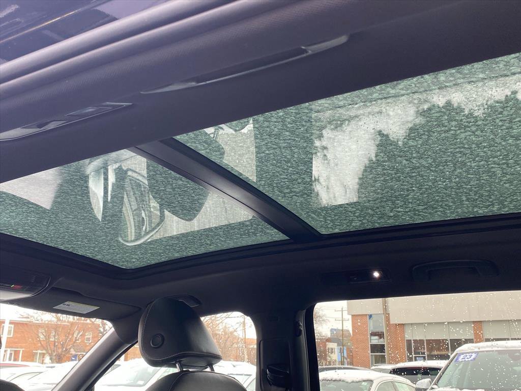 Certified 2022 Volkswagen Tiguan SE R-Line image 21