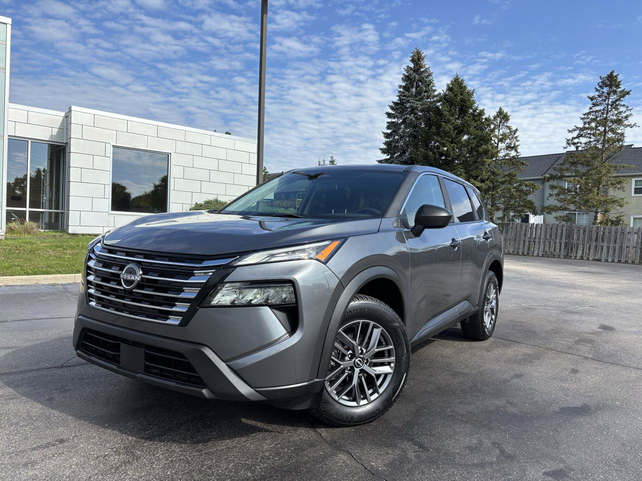 Used 2024 Nissan Rogue S AWD/4WD image 3