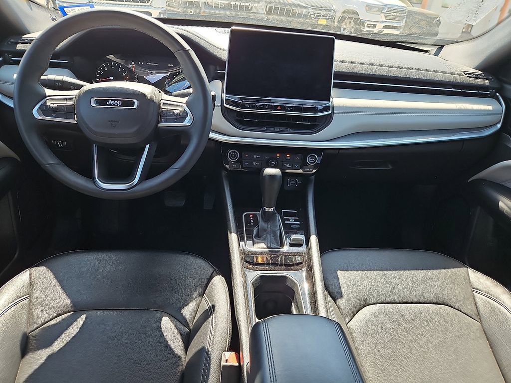 Used 2025 Jeep Compass Limited AWD/4WD image 12