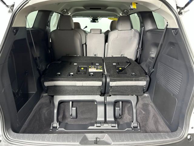 Used 2025 Toyota Sienna LE AWD/4WD image 29