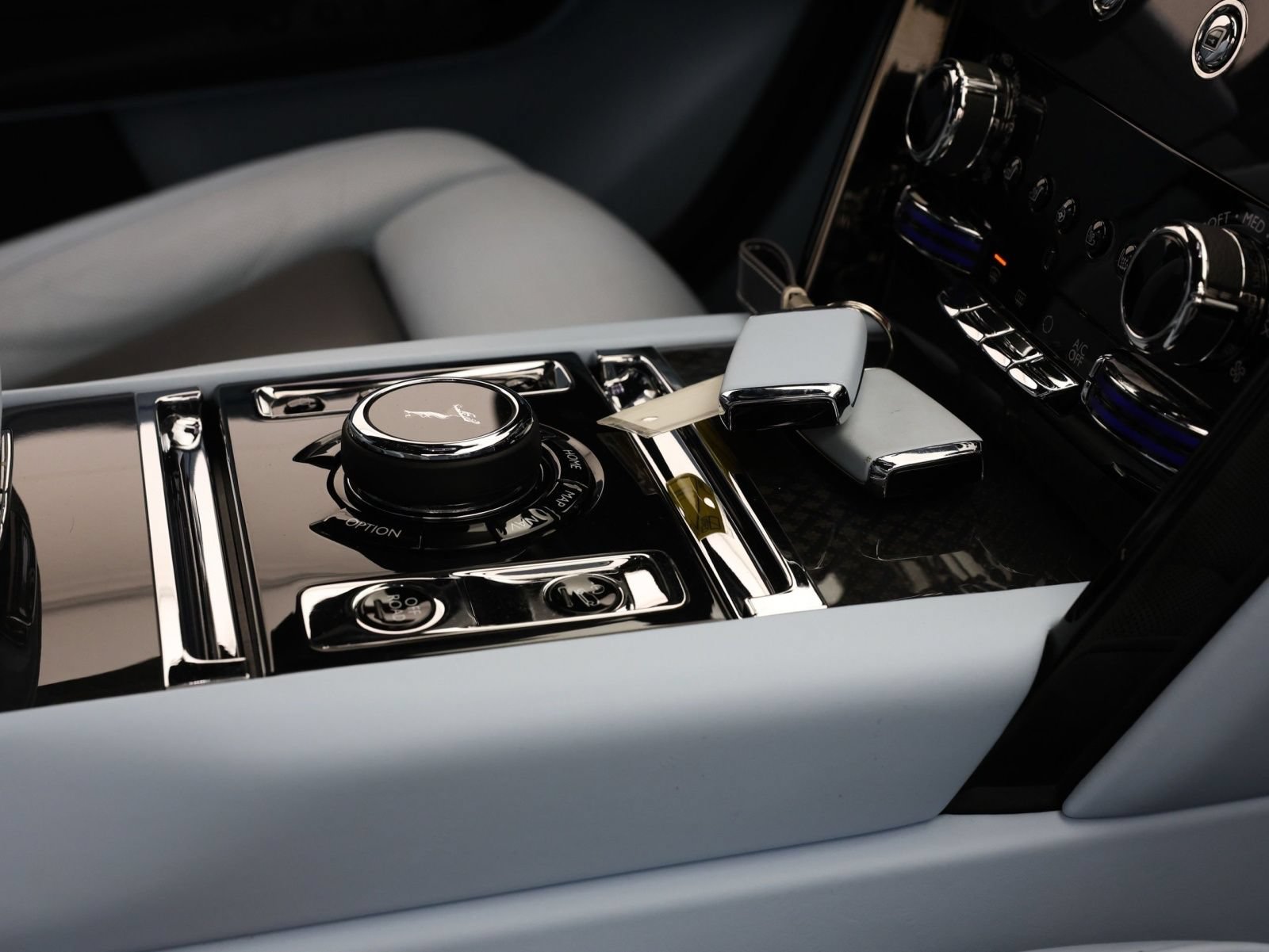 Certified 2025 Rolls-Royce Cullinan Black Badge AWD/4WD image 33