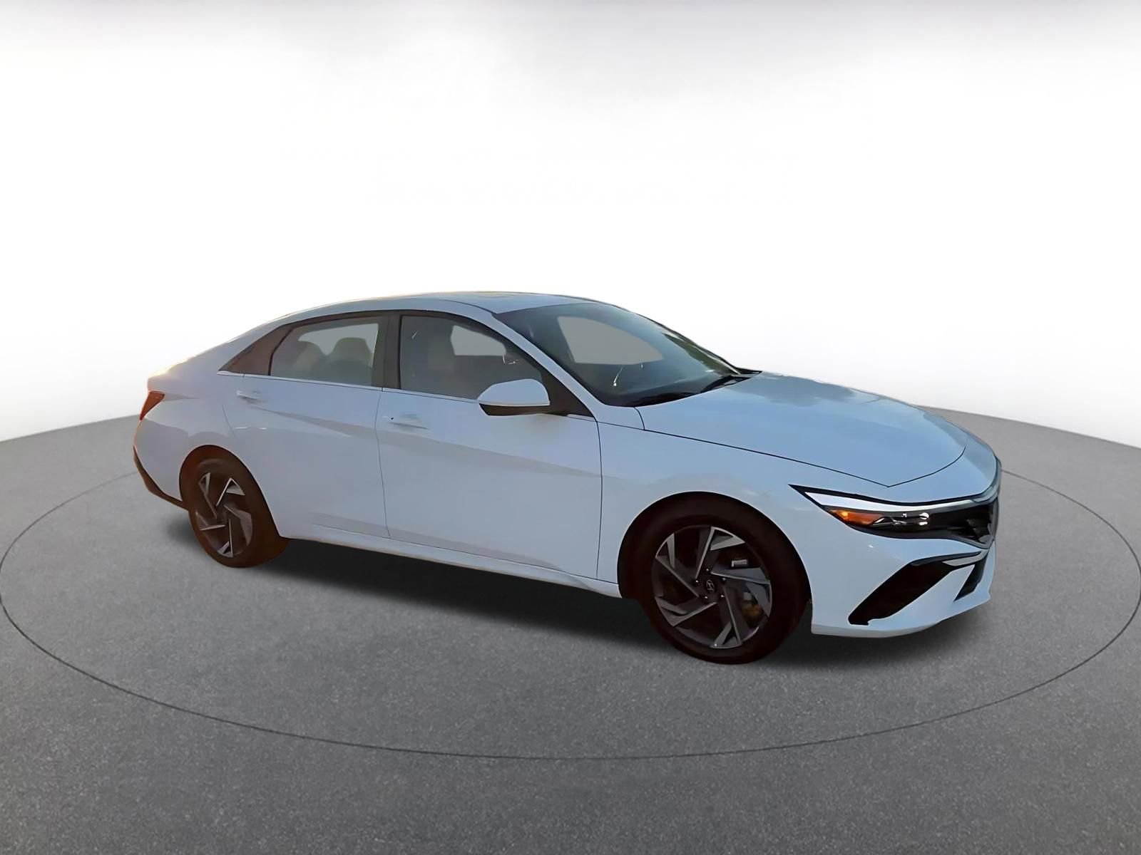 Used 2025 Hyundai Elantra SEL image 2