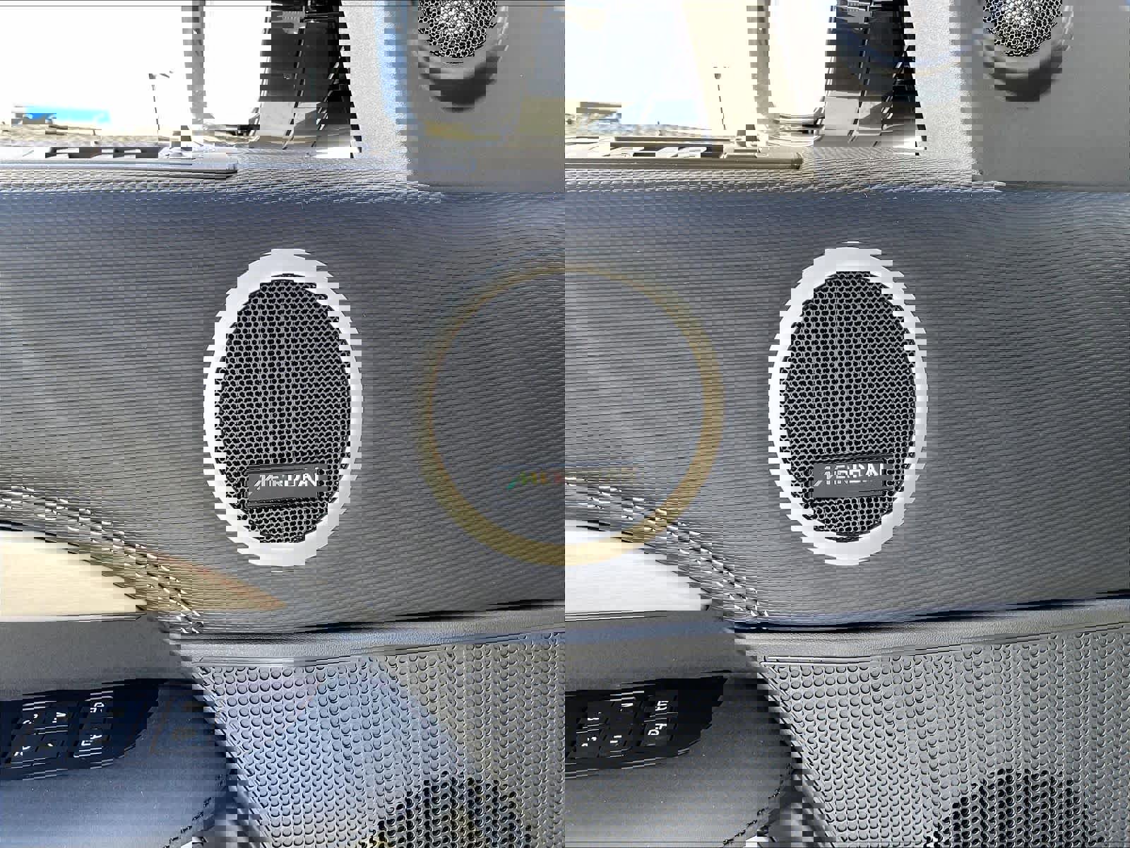 Used 2025 Land Rover Discovery Dynamic SE image 33