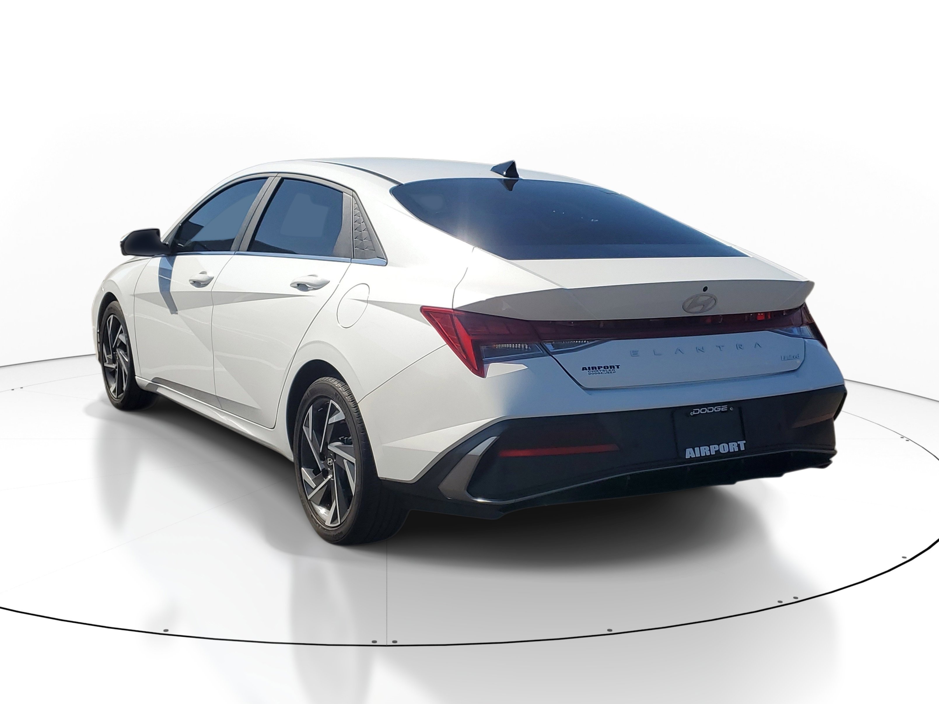 Used 2024 Hyundai Elantra Limited image 4