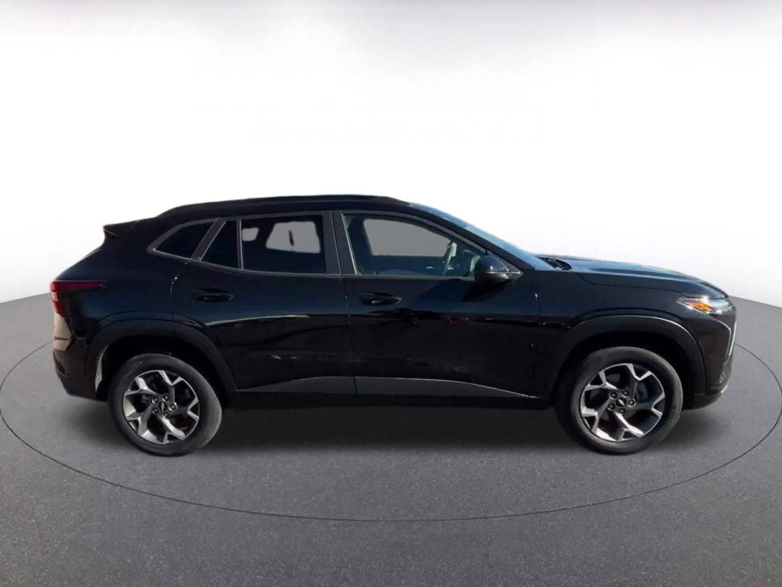 Used 2025 Chevrolet Trax LT FWD image 15