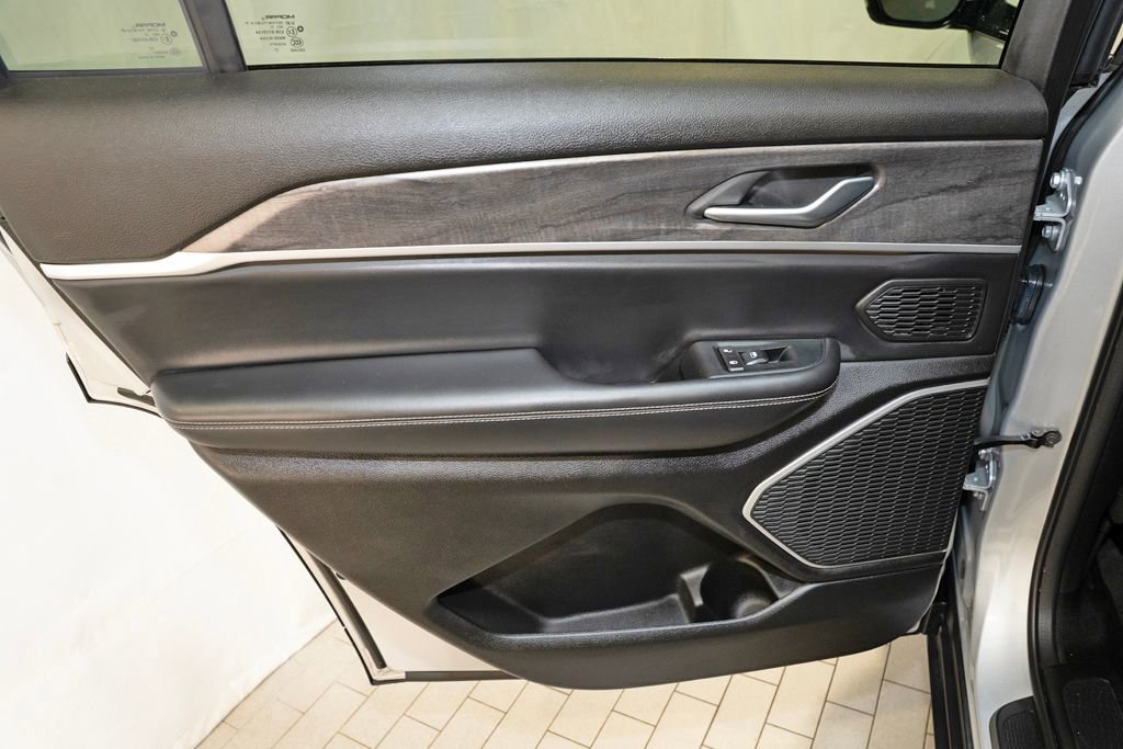 Used 2022 Jeep Grand Cherokee L Limited image 13