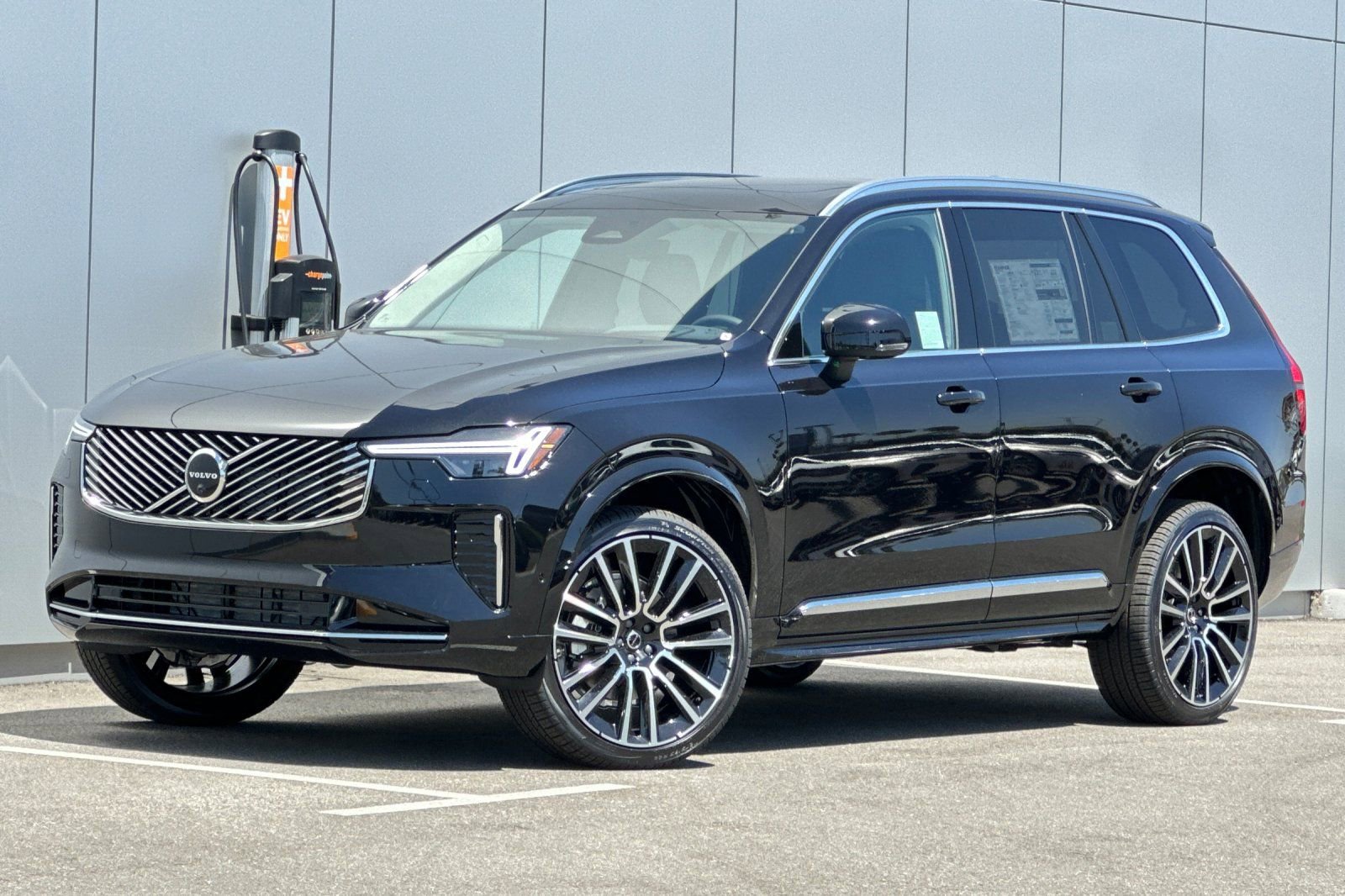 New 2025 Volvo XC90 B6 Ultra w/ Lounge Package