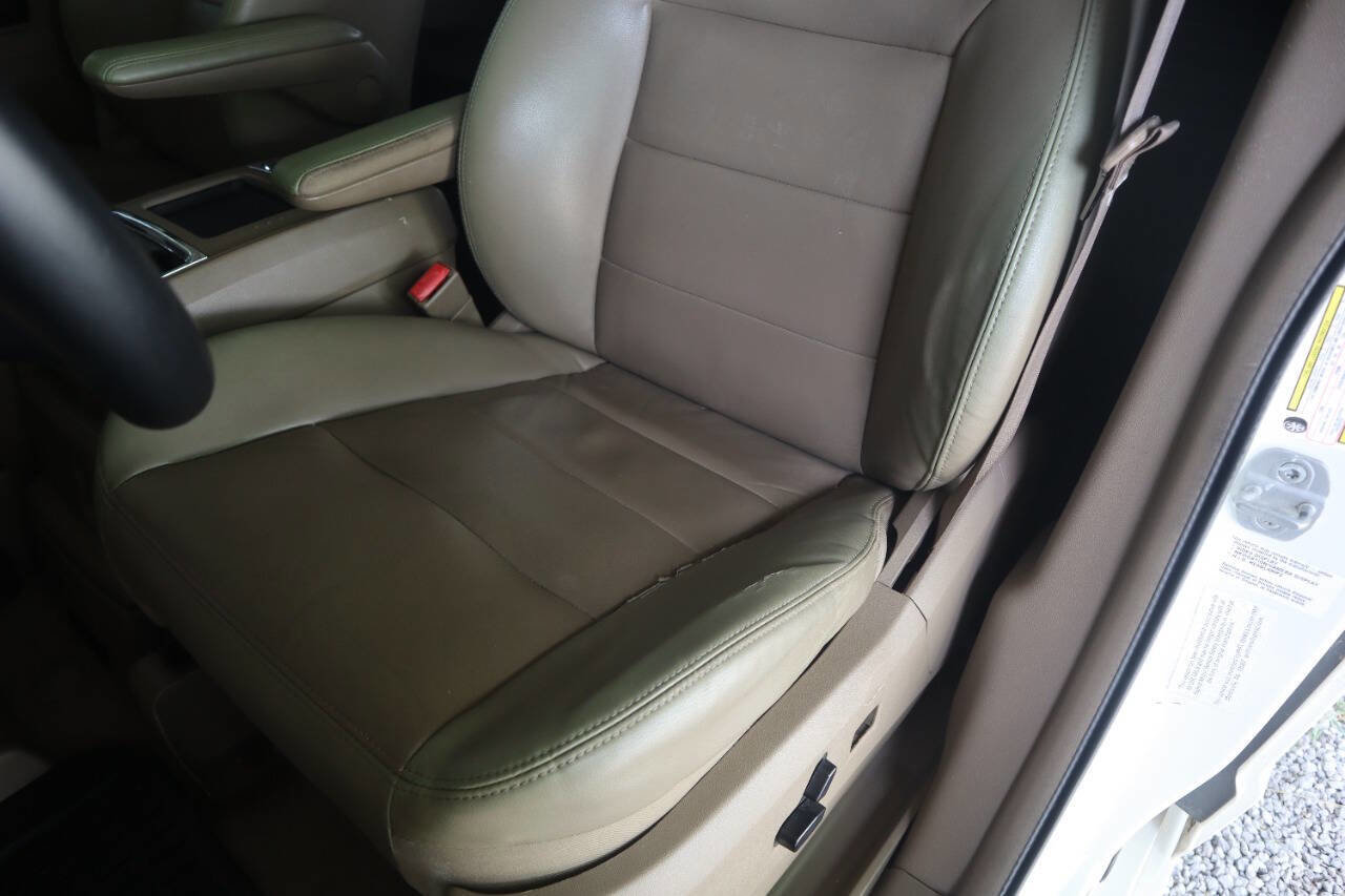 Used 2012 Volkswagen Routan SEL FWD image 12