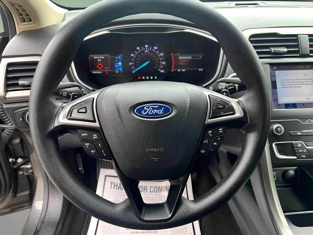 Used 2019 Ford Fusion SE FWD image 14