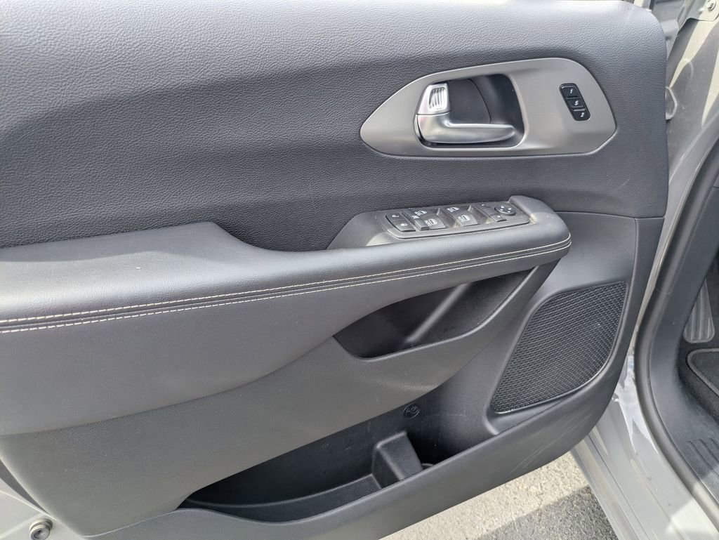 Used 2025 Chrysler Pacifica Select image 15