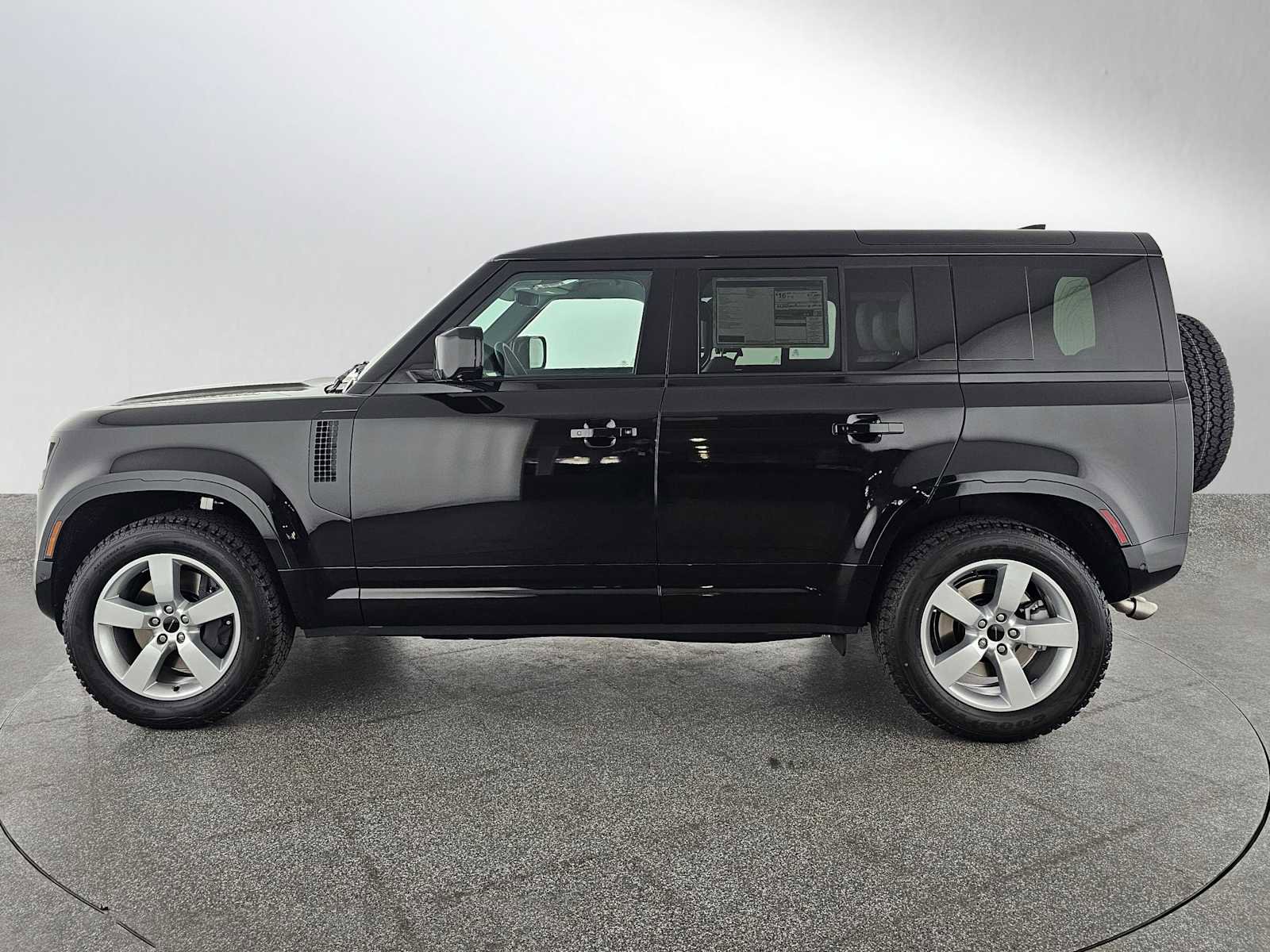 New 2026 Land Rover Defender 110 X-Dynamic SE image 2