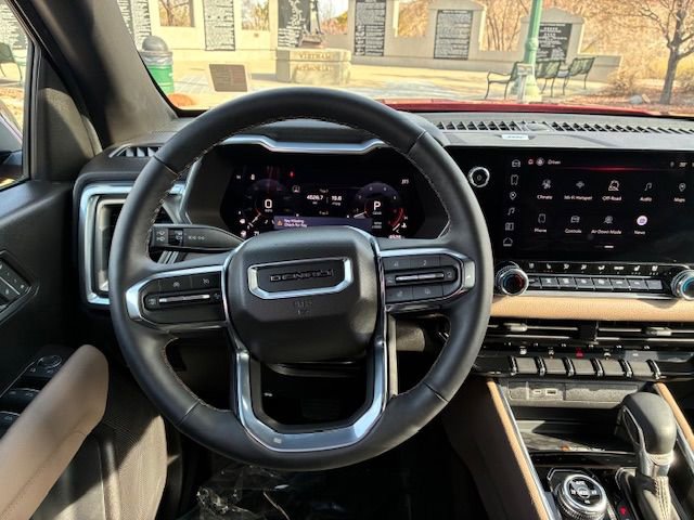 Used 2025 GMC Canyon Denali image 13