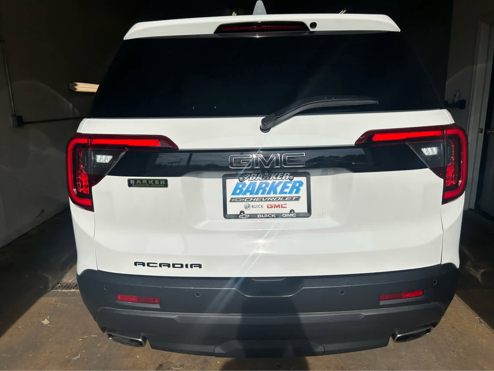 Used 2023 GMC Acadia SLT w/ Elevation Edition image 3