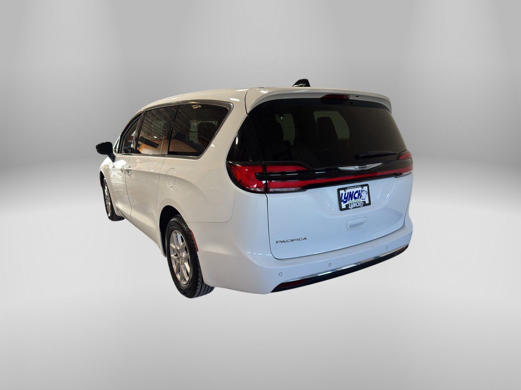 Used 2024 Chrysler Pacifica Touring-L image 3
