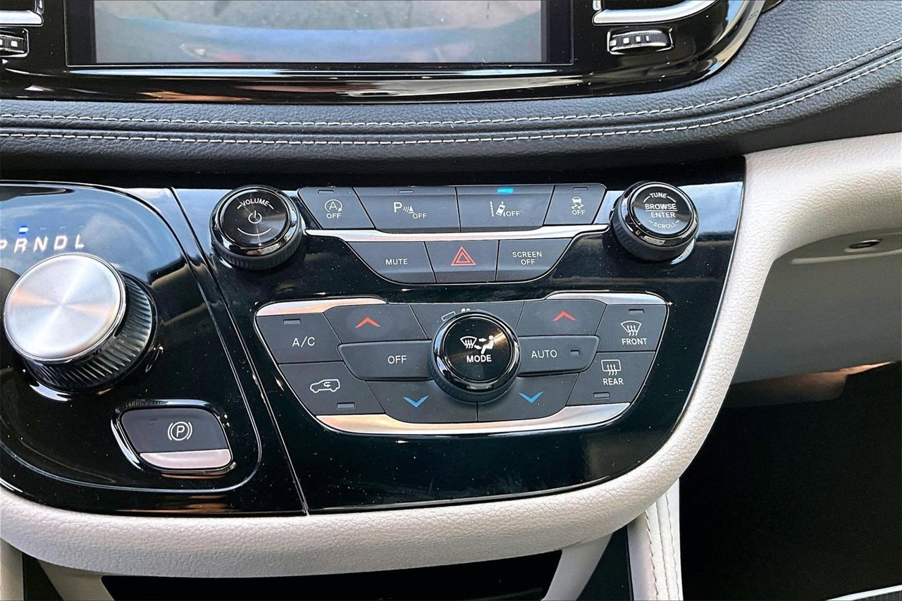 Certified 2023 Chrysler Pacifica Limited image 19