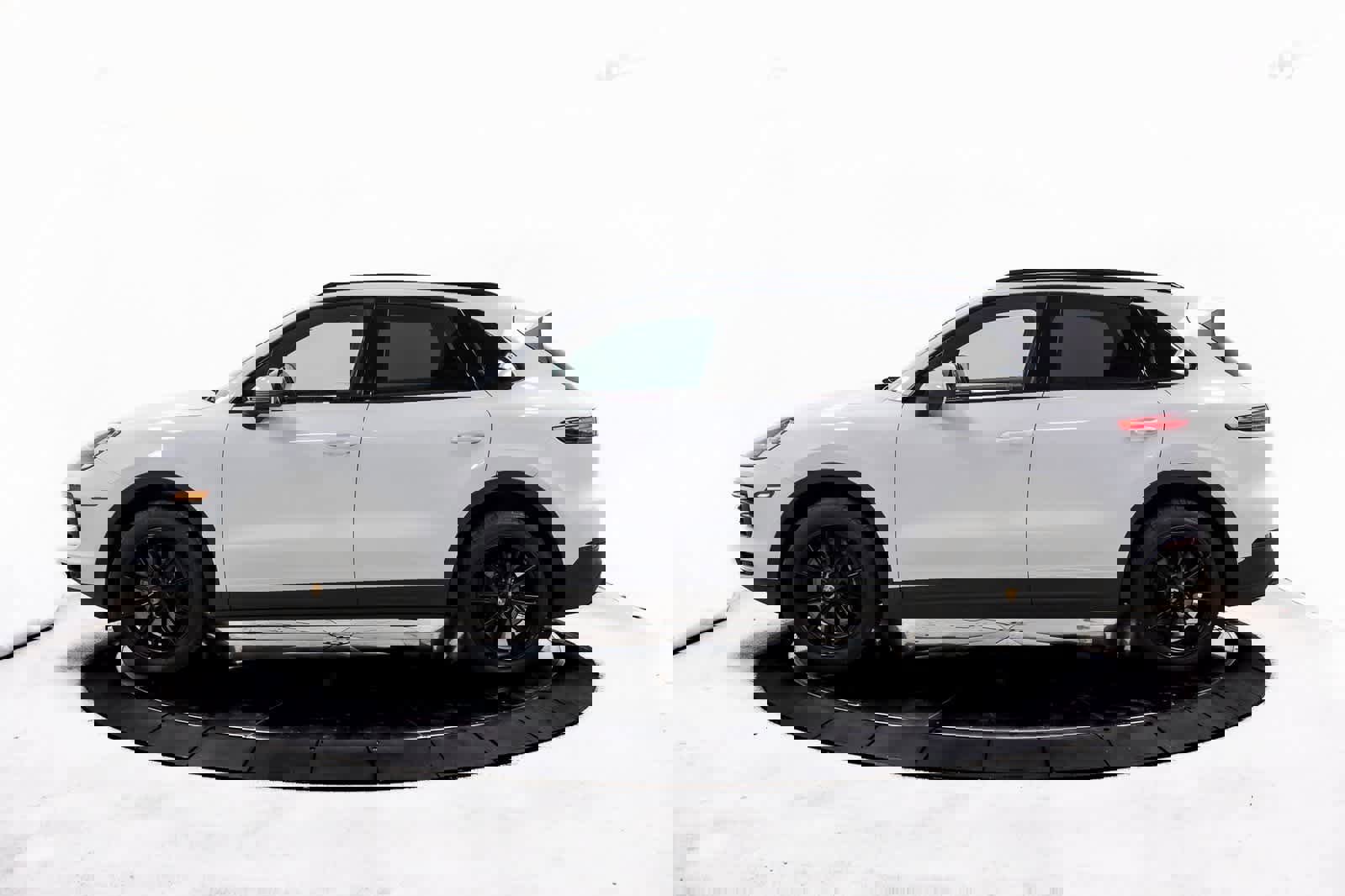 Certified 2023 Porsche Cayenne image 2