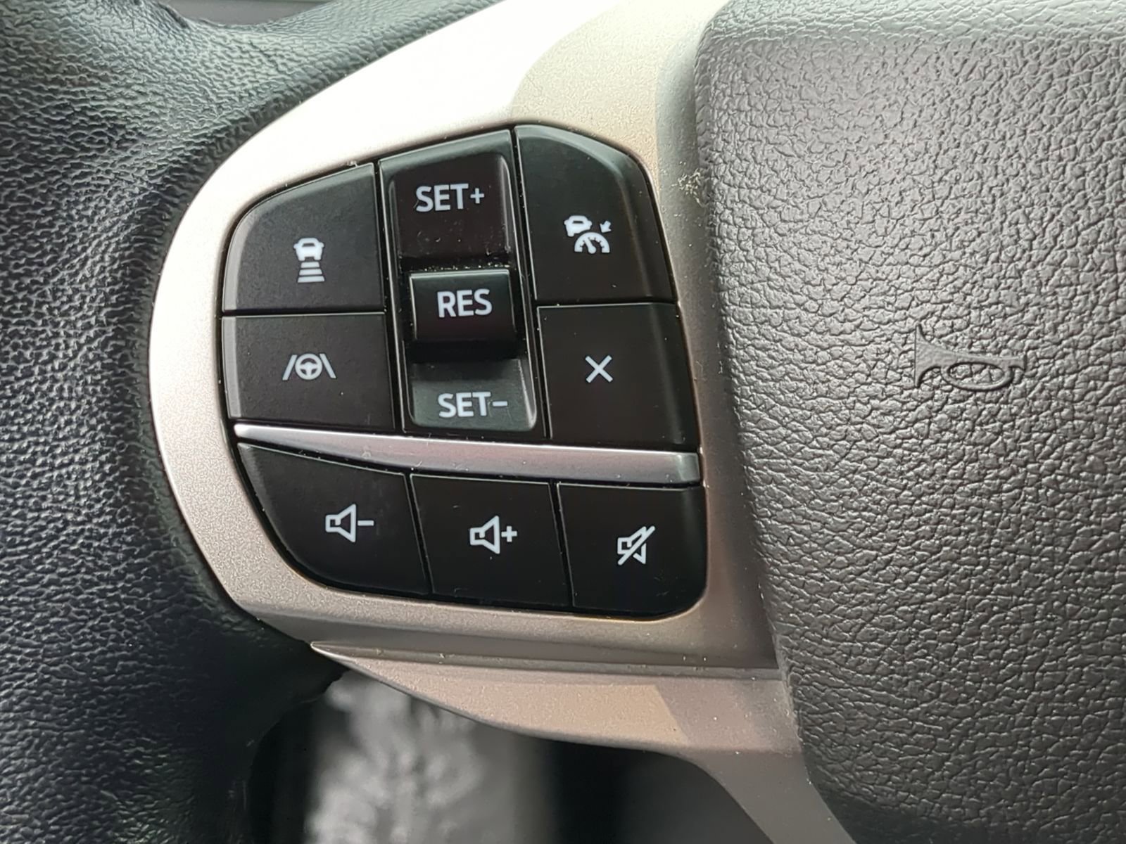 Used 2022 Ford Explorer XLT w/ Equipment Group 202A AWD/4WD image 30