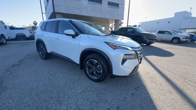 Used 2025 Nissan Rogue SV image 2