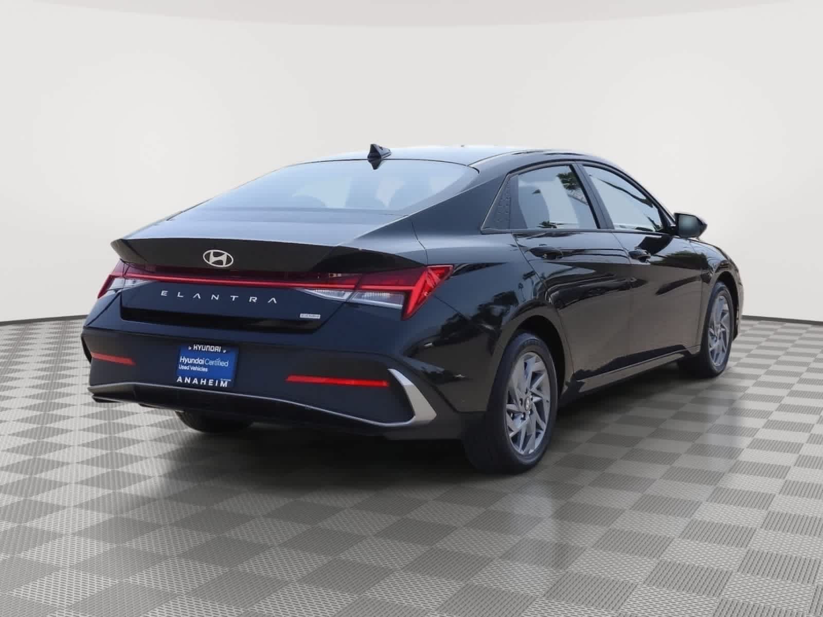 Used 2025 Hyundai Elantra Hybrid FWD image 7