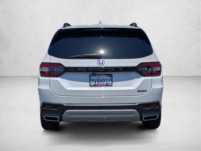 Used 2025 Honda Pilot Touring image 7