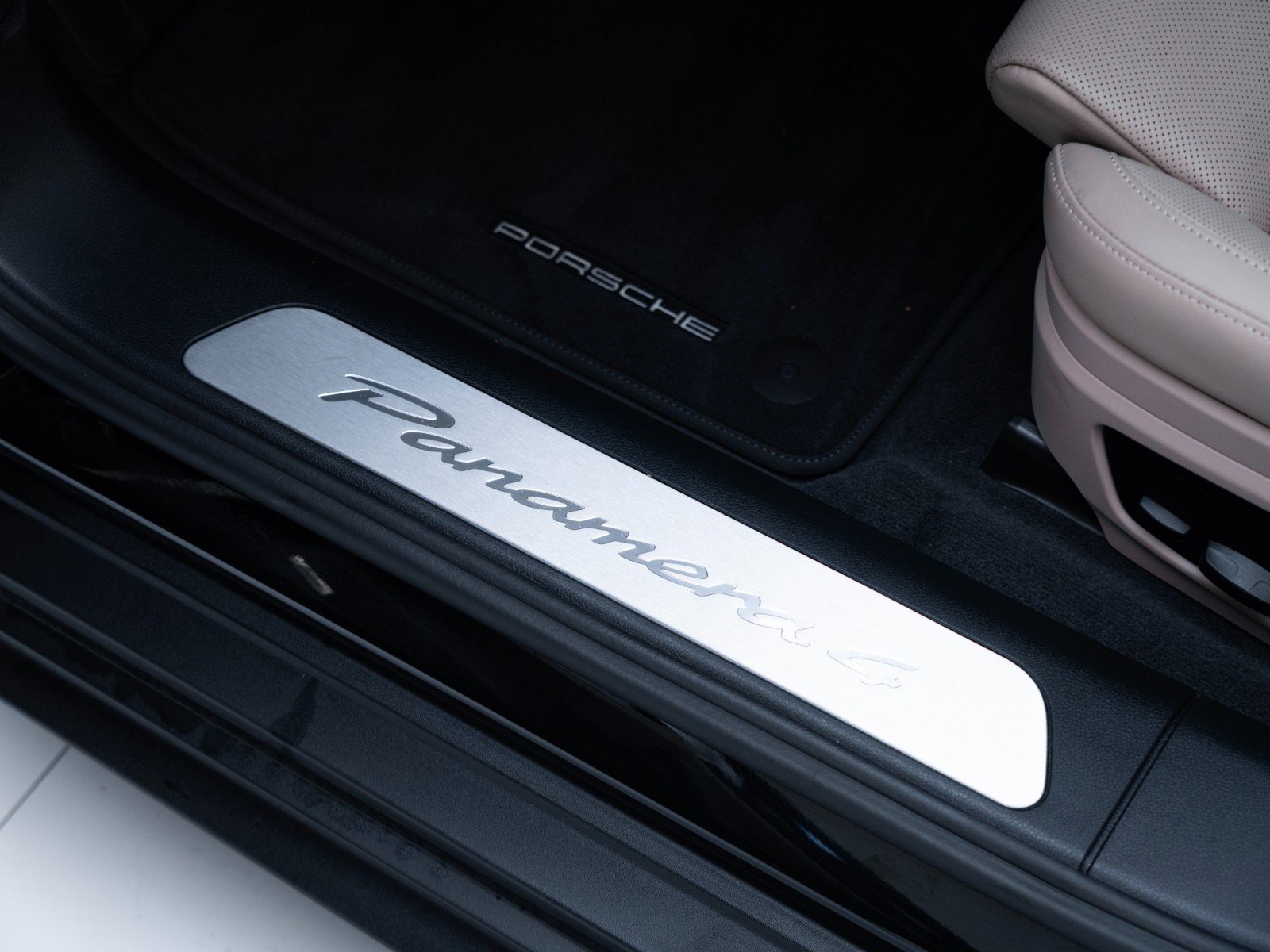 Certified 2025 Porsche Panamera 4 image 14