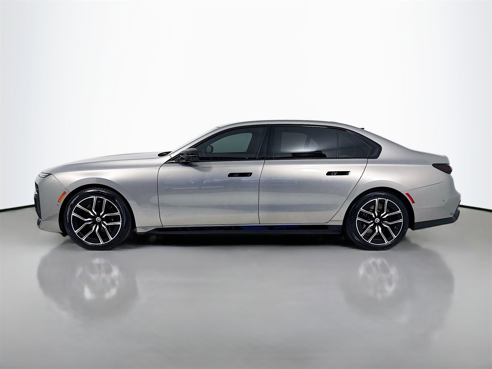 Used 2023 BMW 760i xDrive w/ Luxury Rear Seating Package image 4