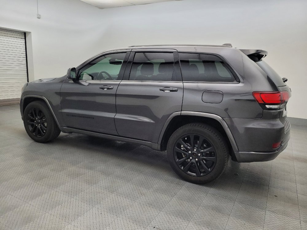 Used 2018 Jeep Grand Cherokee Altitude RWD image 3