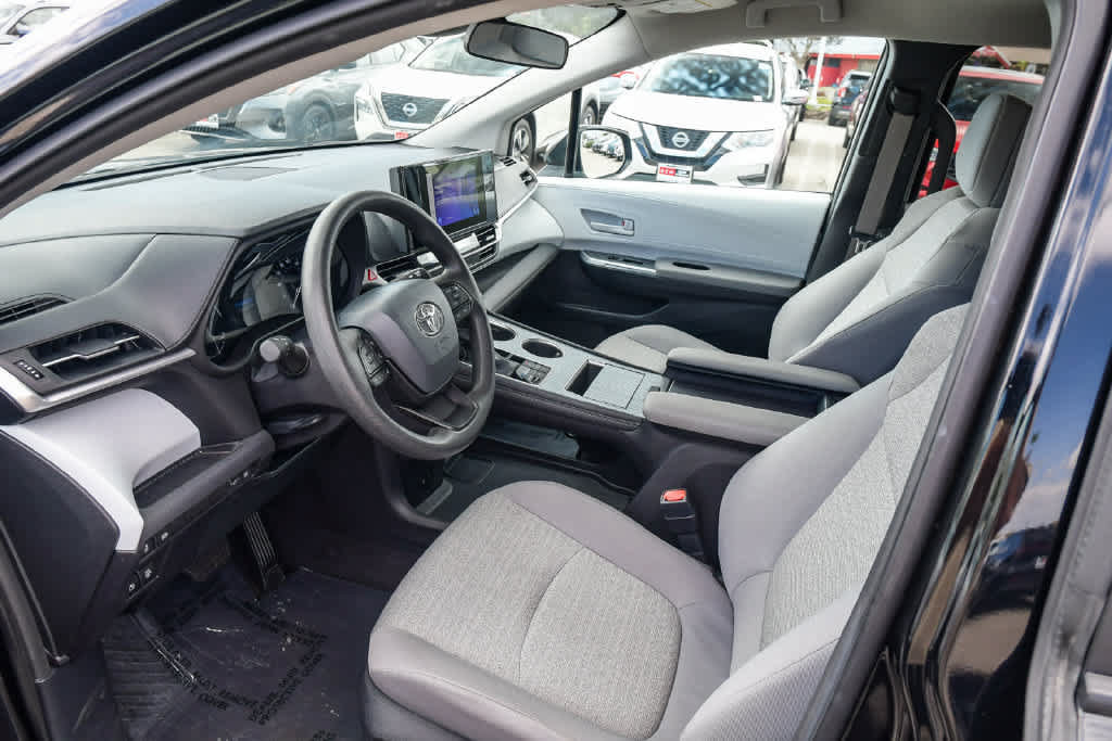 Used 2025 Toyota Sienna LE FWD image 18
