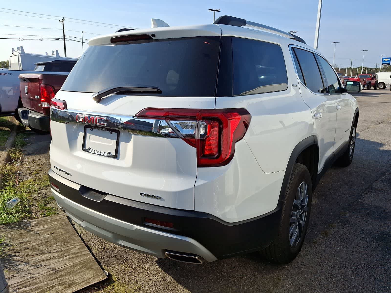 Used 2023 GMC Acadia SLT image 3