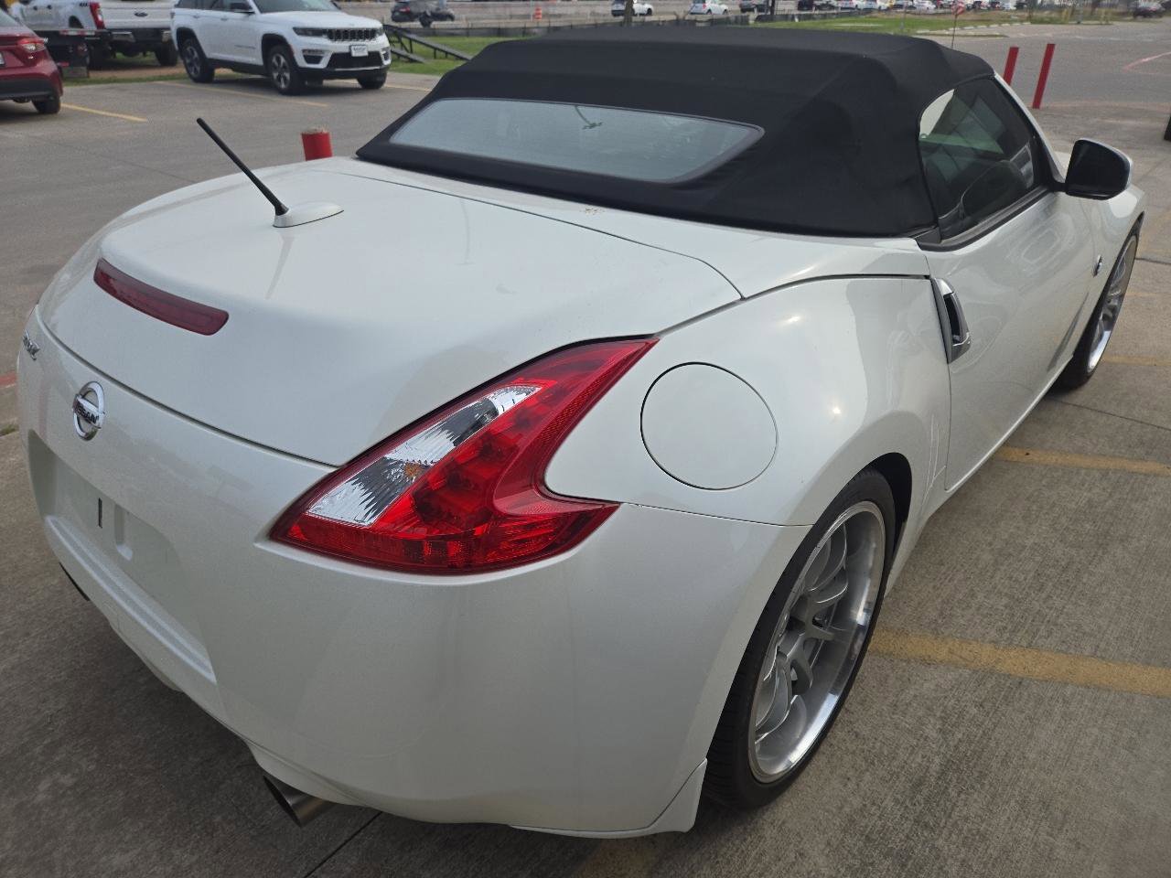 Used 2016 Nissan 370Z Touring RWD image 4