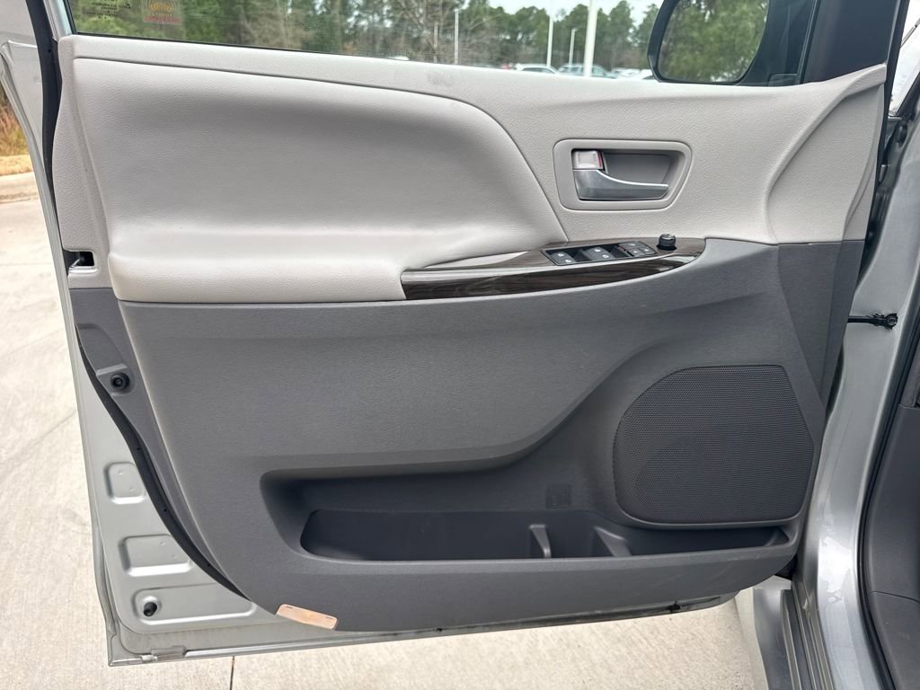 Used 2019 Toyota Sienna XLE image 14
