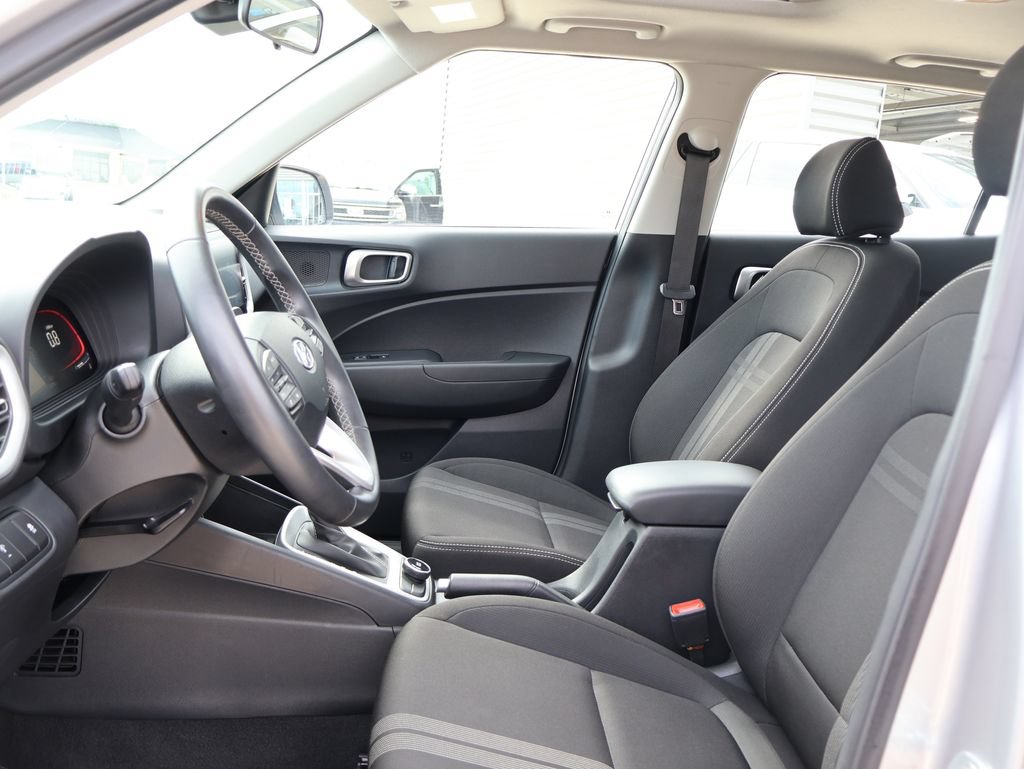 Used 2025 Hyundai Venue SEL FWD image 21