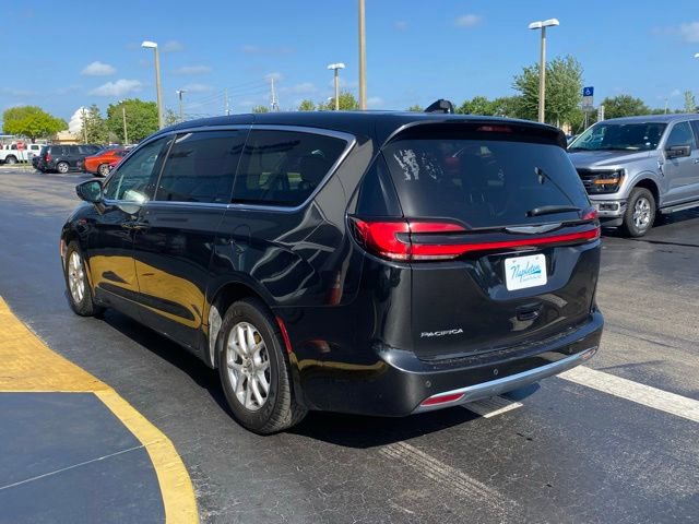 Used 2023 Chrysler Pacifica Touring-L FWD image 7