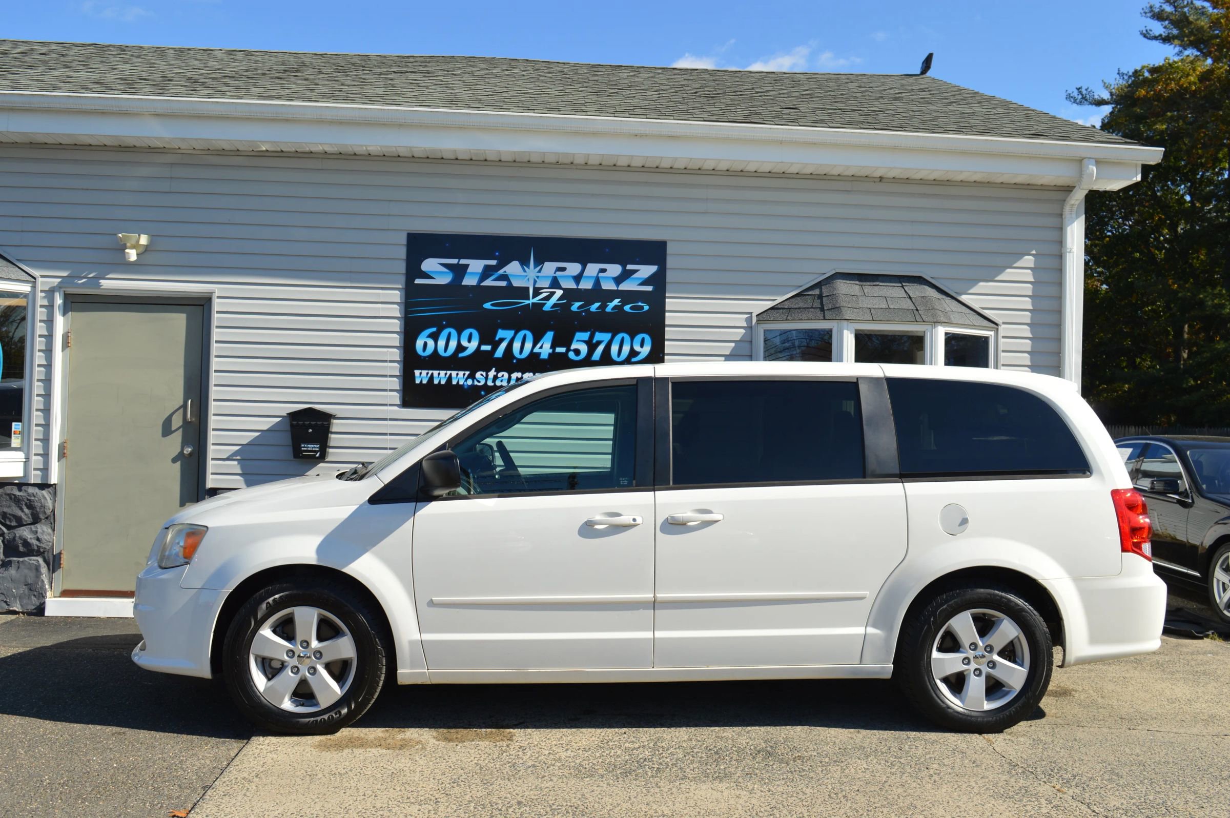 Used 2013 Dodge Grand Caravan SE image 2