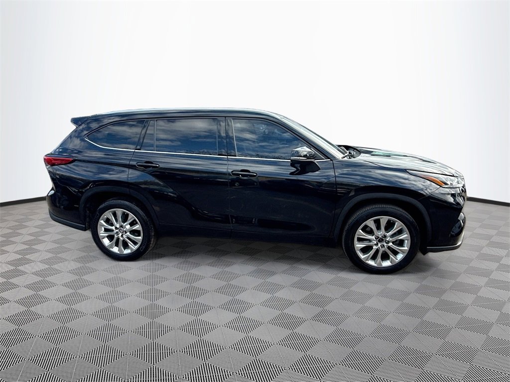 Used 2023 Toyota Highlander XLE image 5