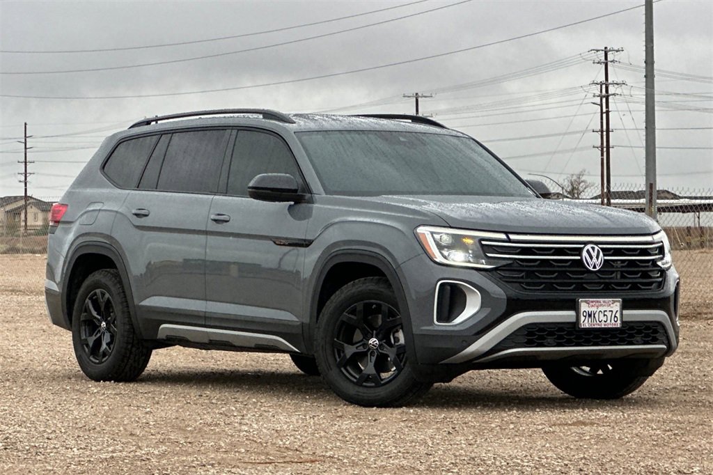 Used 2024 Volkswagen Atlas Peak Edition SE image 2