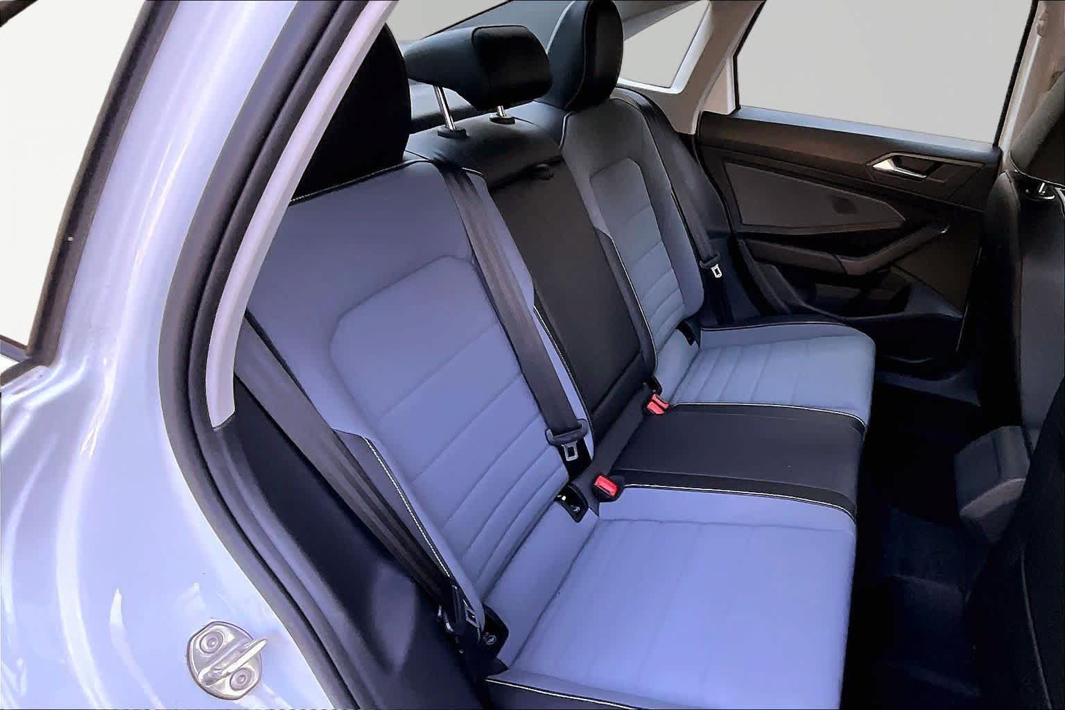 Used 2025 Volkswagen Jetta SE FWD image 19