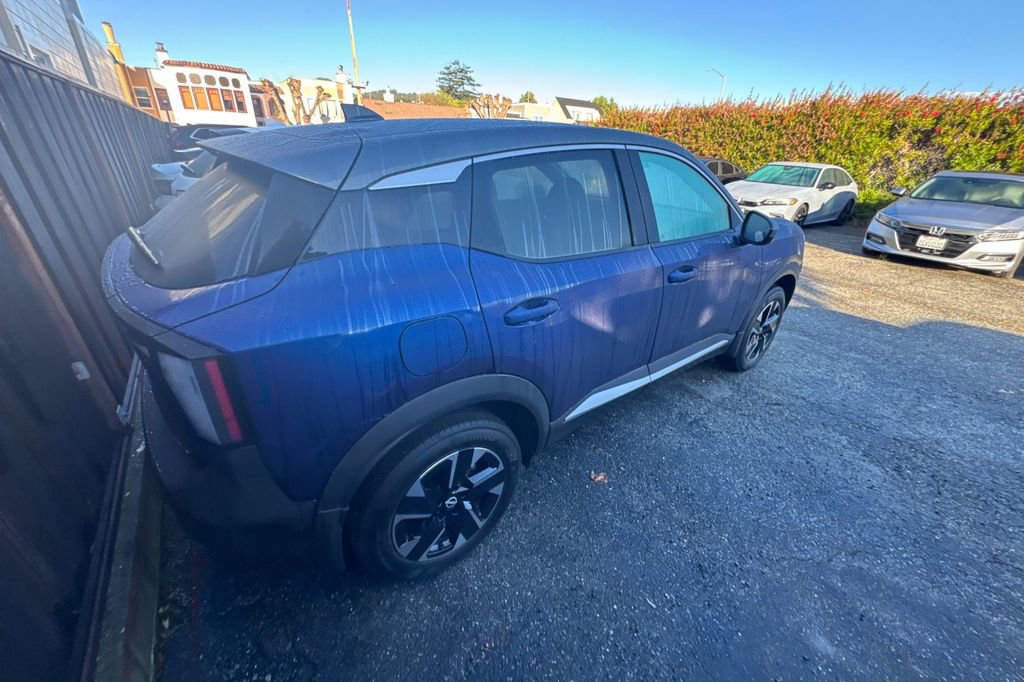 Used 2025 Nissan Kicks SV w/ Charging Package image 5