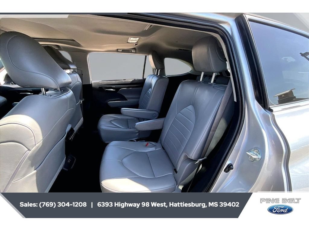 Used 2024 Toyota Highlander XLE AWD/4WD image 19