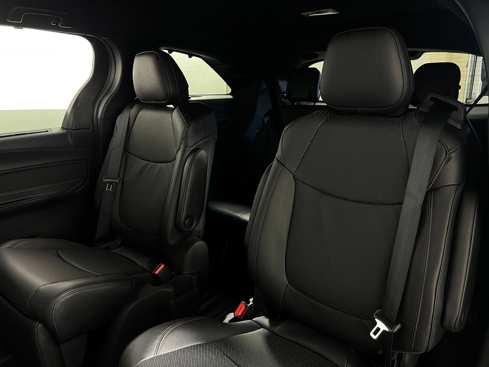Used 2026 Toyota Sienna Limited FWD image 25