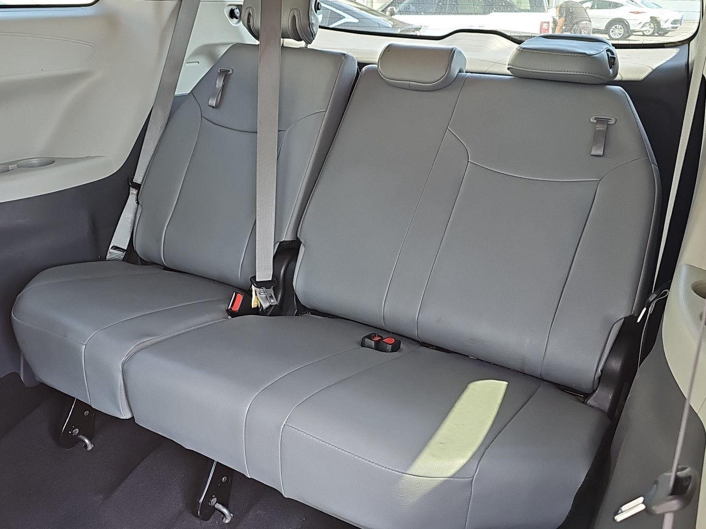 Used 2024 Toyota Sienna XLE FWD image 20
