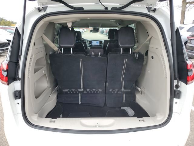 Used 2024 Chrysler Pacifica Touring-L image 32