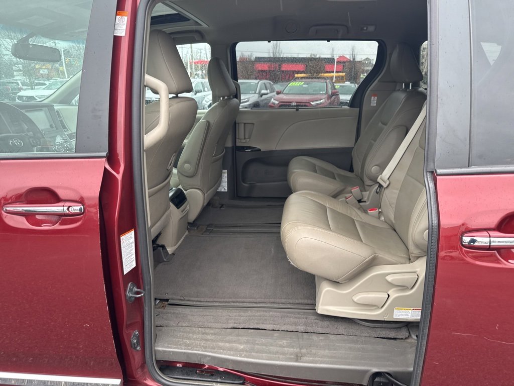 Used 2015 Toyota Sienna XLE image 10