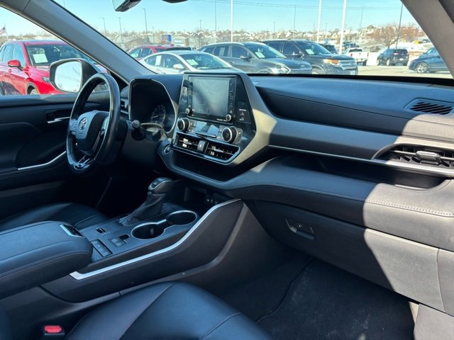 Used 2020 Toyota Highlander XLE image 24