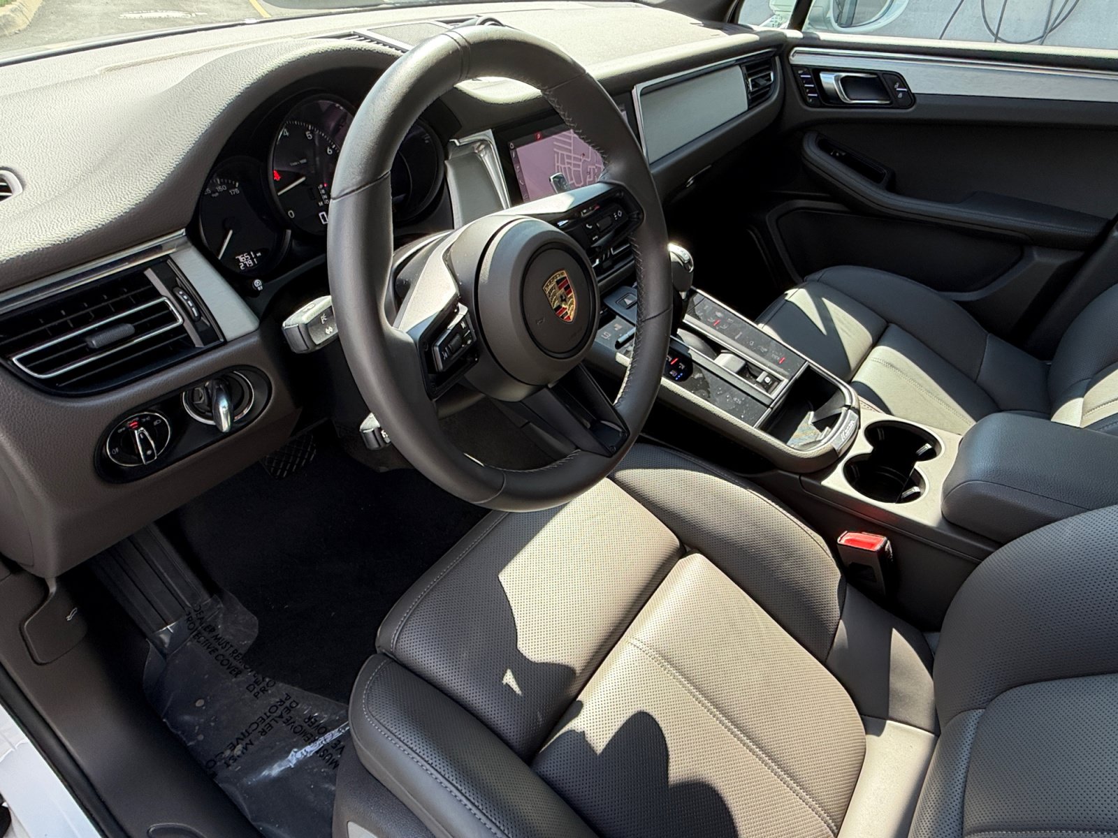 Used 2025 Porsche Macan AWD/4WD image 4