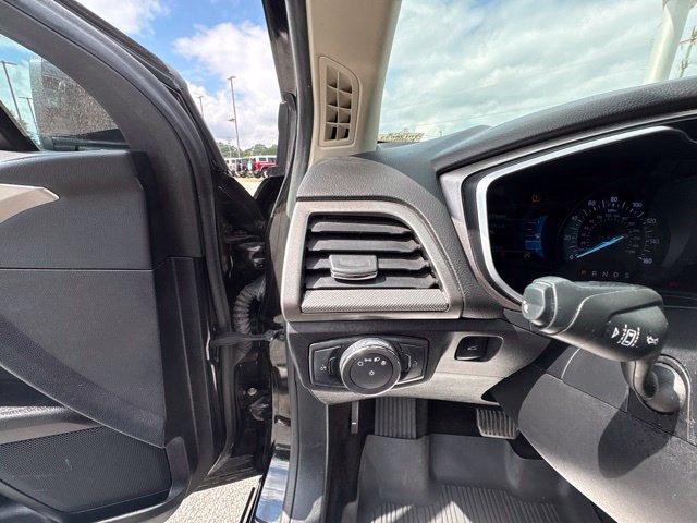 Used 2019 Ford Fusion SE FWD image 16
